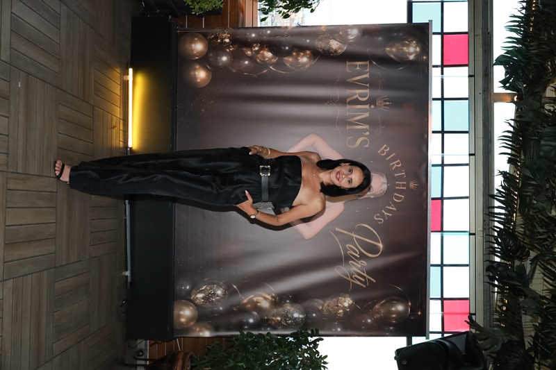 Evrim Ya�lak : Yeni Ya��n� Dostlar�yla Kutlad� 